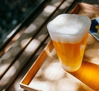 さわやかな夏空に似合うビールグラス